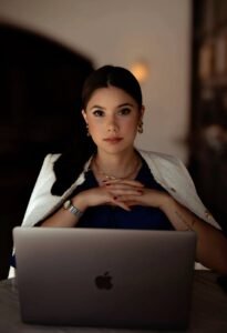 3 Zodiac Signs Who Spend Too Much Time Working (1)