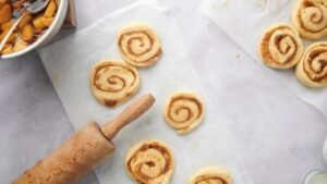 CINNAMON ROLL APPLE PIE RECIPE